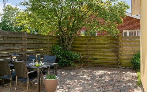 Øthi: Strauch, Garten, Hinterhof, Gartenmöbel, Garten, Schatten, Backstein, Blumentopf, Landscaping, Holzbeize