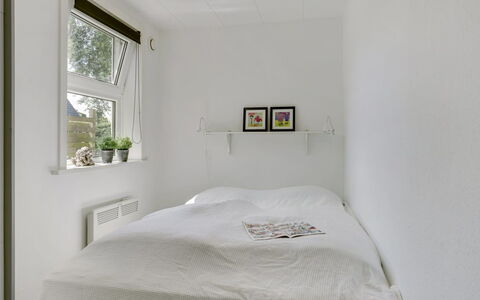 Øthi: Wand, Schlafzimmer, Bett, Interior Design, Flooring, Fussboden, Decke, Bettdecke, Bedding, Möbel