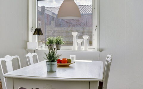 Øthi: Möbel, Interior Design, Flooring, Tabelle, Holz, Fussboden, Decke, Esszimmer, Küche & Esszimmer Tisch, Light Fixture