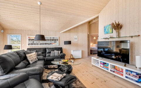 Haagen - 600M to the Fjord: Möbel, Interior Design, Flooring, Holz, Fussboden, Decke, Holzboden, Stuhl, Tabelle, Beleuchtung