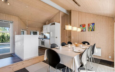 Haagen - 600M to the Fjord: Möbel, Interior Design, Flooring, Holz, Fussboden, Decke, Holzboden, Stuhl, Tabelle, Beleuchtung