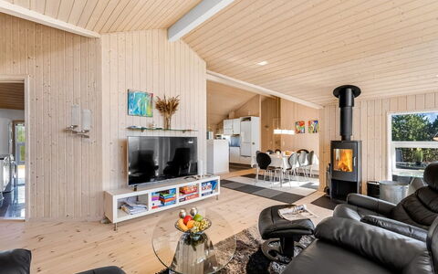 Haagen - 600M to the Fjord: Möbel, Interior Design, Flooring, Holz, Fussboden, Decke, Holzboden, Stuhl, Tabelle, Beleuchtung