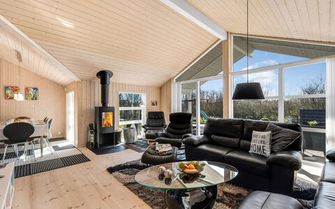 Haagen - 600M to the Fjord: Möbel, Interior Design, Flooring, Holz, Fussboden, Decke, Holzboden, Stuhl, Tabelle, Beleuchtung