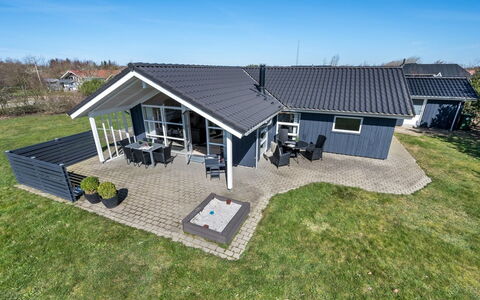 Haagen - 600M to the Fjord: Möbel, Interior Design, Flooring, Holz, Fussboden, Decke, Holzboden, Stuhl, Tabelle, Beleuchtung