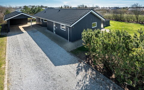 Haagen - 600M to the Fjord: Möbel, Interior Design, Flooring, Holz, Fussboden, Decke, Holzboden, Stuhl, Tabelle, Beleuchtung