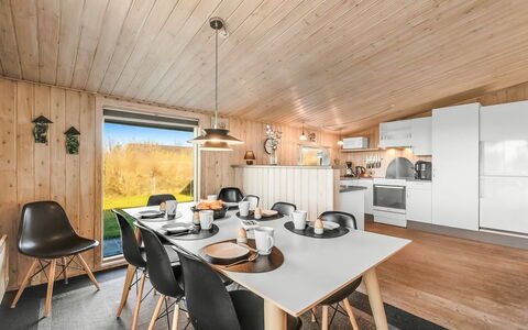 Benjamina - 530M to the Fjord: Möbel, Interior Design, Flooring, Holz, Fussboden, Decke, Holzboden, Stuhl, Tabelle, Beleuchtung