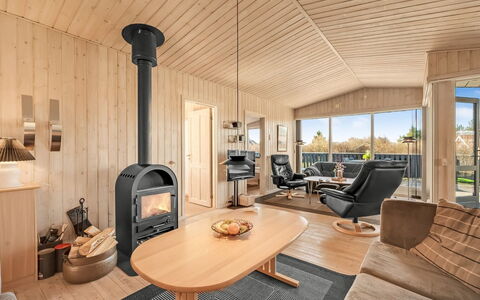 Benjamina - 530M to the Fjord: Möbel, Interior Design, Flooring, Holz, Fussboden, Decke, Holzboden, Stuhl, Tabelle, Beleuchtung