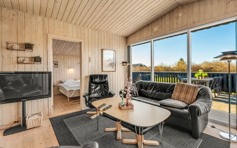 Benjamina - 530M to the Fjord: Möbel, Interior Design, Flooring, Holz, Fussboden, Decke, Holzboden, Stuhl, Tabelle, Beleuchtung