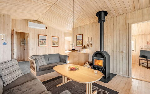 Benjamina - 530M to the Fjord: Möbel, Interior Design, Flooring, Holz, Fussboden, Decke, Holzboden, Stuhl, Tabelle, Beleuchtung