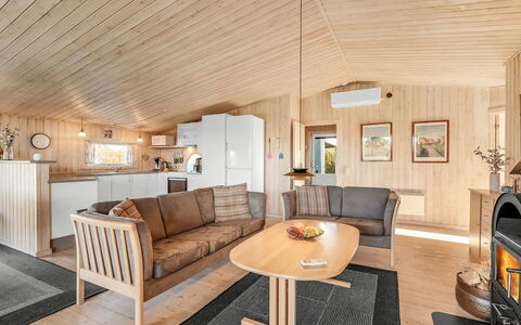 Benjamina - 530M to the Fjord: Möbel, Interior Design, Flooring, Holz, Fussboden, Decke, Holzboden, Stuhl, Tabelle, Beleuchtung