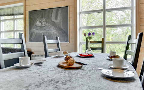 Fenja - 500M to the Fjord: Möbel, Flooring, Holz, Interior Design, Tabelle, Küche & Esszimmer Tisch, Stuhl, Esszimmer, Fussboden, Zimmer