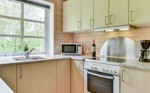 Fenja - 500M to the Fjord: Küche, Countertop, Küchengerät, Flooring, Holz, Interior Design, Cabinetry, Armatur, Fussboden, Major Appliance