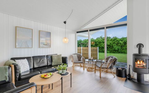 Picabo - 750M to the Fjord: Möbel, Interior Design, Flooring, Couch, Fussboden, Holz, Decke, Wohnzimmer, Tabelle, Stuhl