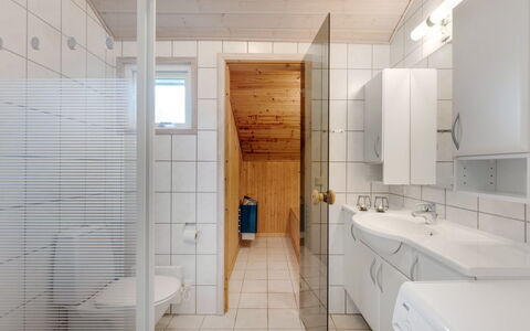 Picabo - 750M to the Fjord: Flooring, Fussboden, Wand, Interior Design, Armatur, Holz, Decke, Badezimmer, Sinken, Zimmer
