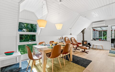 Dorthe - 300M to the Fjord: Möbel, Interior Design, Flooring, Holz, Fussboden, Decke, Holzboden, Stuhl, Tabelle, Beleuchtung