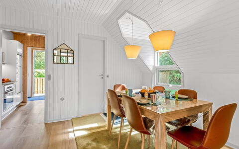 Dorthe - 300M to the Fjord: Möbel, Interior Design, Flooring, Holz, Fussboden, Decke, Holzboden, Stuhl, Tabelle, Beleuchtung