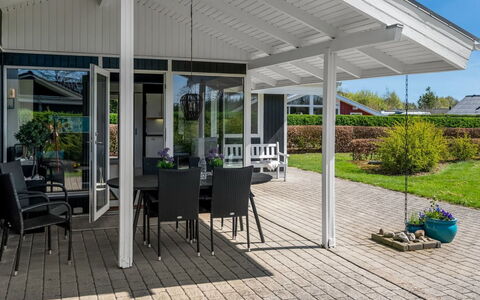 Sigbrith - 350M to the Fjord: Möbel, Interior Design, Flooring, Holz, Fussboden, Decke, Holzboden, Stuhl, Tabelle, Beleuchtung