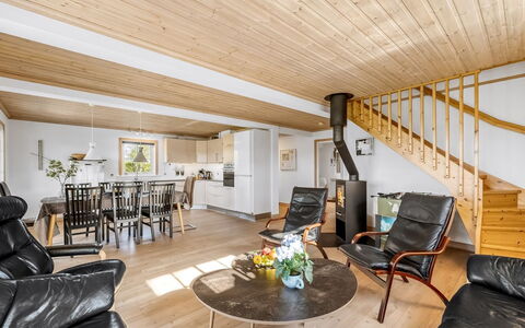 Adelia - 850M to the Fjord: Holz, Flooring, Decke, Interior Design, Fussboden, Holzboden, Möbel, Zimmer, Couch, Wohnzimmer