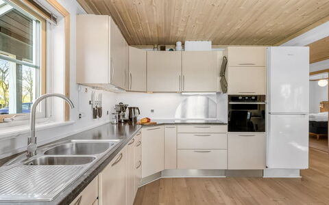 Adelia - 850M to the Fjord: Küche, Countertop, Flooring, Interior Design, Holz, Küchengerät, Decke, Holzboden, Sinken, Major Appliance