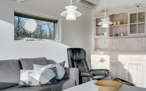 Ingward - 300M to the Fjord: Möbel, Interior Design, Light Fixture, Wand, Flooring, Decke, Fussboden, Beleuchtung, Zimmer, Wohnzimmer