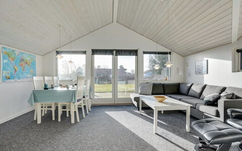 Ingward - 300M to the Fjord: Flooring, Interior Design, Decke, Fussboden, Wohnzimmer, Stuhl, Couch, Teppich, Hartholz