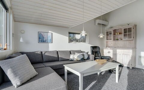 Ingward - 300M to the Fjord: Möbel, Couch, Interior Design, Flooring, Holz, Fussboden, Decke, Wohnzimmer, Zuhause
