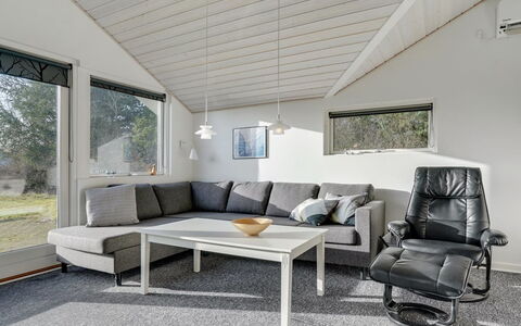 Ingward - 300M to the Fjord: Möbel, Interior Design, Couch, Flooring, Holz, Wohnzimmer, Fussboden, Decke, Zuhause, Beleuchtung