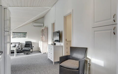 Ingward - 300M to the Fjord: Möbel, Interior Design, Flooring, Decke, Fussboden, Zimmer, Zuhause, Beleuchtung, Wohnung, Wohnzimmer