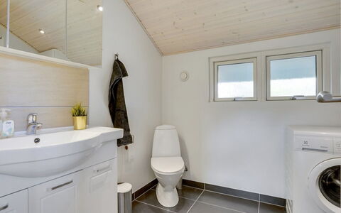 Ingward - 300M to the Fjord: Flooring, Armatur, Fussboden, Interior Design, Holz, Decke, Sinken, Badezimmer, Zapfhahn, Badezimmerschrank