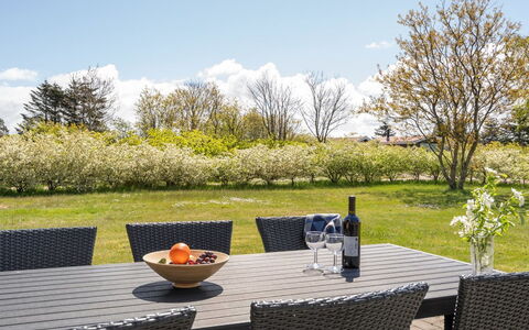 Ingward - 300M to the Fjord: Möbel, Tabelle, Gartenmöbel, Stuhl, Tisch Im Freien, Grundstueck, Garten, Küche & Esszimmer Tisch, Schatten, Rasen