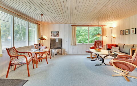 Leny - 450M to the Fjord: Interior Design, Decke, Flooring, Möbel, Fussboden, Zuhause, Wohnzimmer, Zimmer, Stuhl, Light Fixture