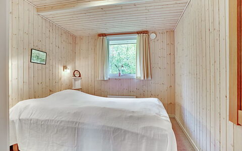 Leny - 450M to the Fjord: Holz, Flooring, Schlafzimmer, Fussboden, Decke, Interior Design, Bett, Zimmer, Bettdecke, Bedding