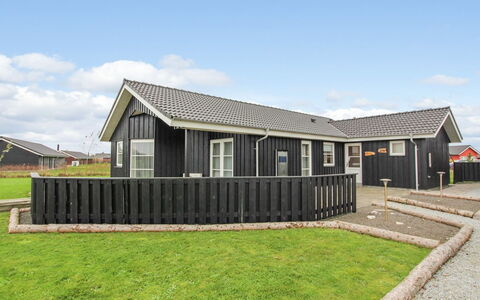 Saara - 700M to the Fjord: Möbel, Interior Design, Stuhl, Flooring, Tabelle, Resort, Fussboden, Decke, Zimmer, Eco Hotel