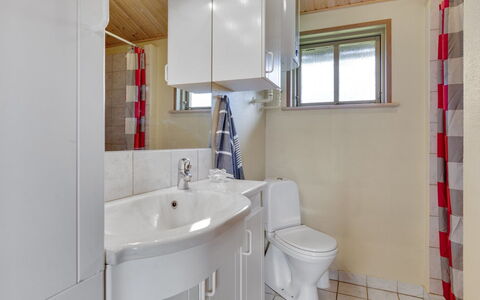 Raika - 450M to the Fjord: Armatur, Bad Sink, Sinken, Badezimmer, Flooring, Fussboden, Interior Design, Zapfhahn, Installation, Decke