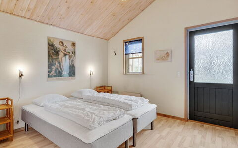 Raika - 450M to the Fjord: Holz, Schlafzimmer, Zuhause, Bett, Decke, Bettrahmen, Bedding, Hütte, Bettdecke, Hartholz