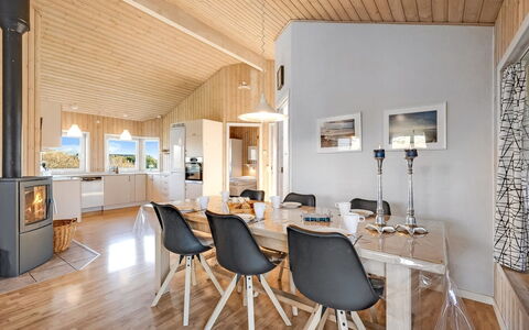 Ellis - 700M to the Fjord: Holz, Decke, Interior Design, Zuhause, Möbel, Light Fixture, Zimmer, Wohnzimmer, Küche & Esszimmer Tisch, Hütte