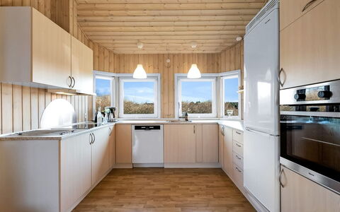 Ellis - 700M to the Fjord: Holz, Küche, Decke, Interior Design, Flooring, Countertop, Fussboden, Küchengerät, Zuhause, Cabinetry
