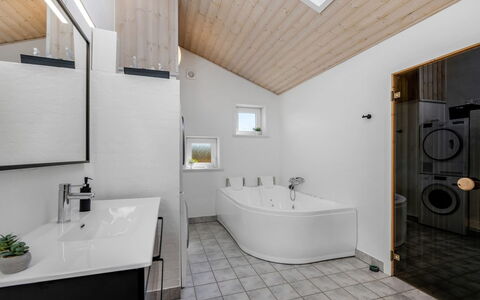 Ellis - 700M to the Fjord: Armatur, Interior Design, Decke, Flooring, Fussboden, Zapfhahn, Badezimmer, Zuhause, Sinken, Installation
