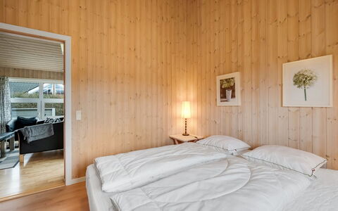 Ellis - 700M to the Fjord: Holz, Decke, Interior Design, Flooring, Fussboden, Schlafzimmer, Holzboden, Zimmer, Bett, Hartholz