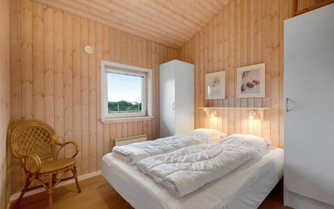 Ellis - 700M to the Fjord: Holz, Schlafzimmer, Bett, Zuhause, Bettdecke, Bedding, Bettrahmen, Decke, Hartholz, Holzbeize