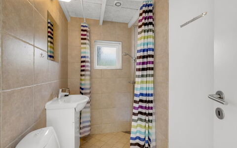 Heide - 750M to the Fjord: Flooring, Toilleten Sitz, Wand, Badezimmer, Interior Design, Fussboden, Armatur, Toilette, Decke, Zimmer