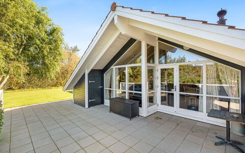 Thit - 1.2Km to the Fjord: Möbel, Interior Design, Flooring, Holz, Fussboden, Decke, Holzboden, Stuhl, Tabelle, Beleuchtung