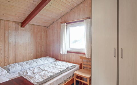 Annik - 980M to the Fjord: Holz, Schlafzimmer, Fussboden, Zuhause, Flooring, Bett, Holzbeize, Hartholz, Decke, Bettdecke