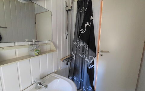 Annik - 980M to the Fjord: Armatur, Badezimmer, Installation, Flooring, Fussboden, Zapfhahn, Interior Design, Bad Sink, Sinken, Zimmer