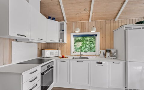 Remo - 990M to the Fjord: Küche, Major Appliance, Küchengerät, Holz, Kühlschrank, Countertop, Interior Design, Haushaltsgerät, Flooring, Cabinetry