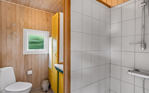 Remo - 990M to the Fjord: Flooring, Wand, Fussboden, Holz, Armatur, Interior Design, Bad Sink, Decke, Badezimmer, Sinken