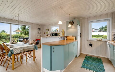 Theodor - 180M to the Fjord: Möbel, Interior Design, Flooring, Holz, Fussboden, Decke, Holzboden, Stuhl, Tabelle, Beleuchtung