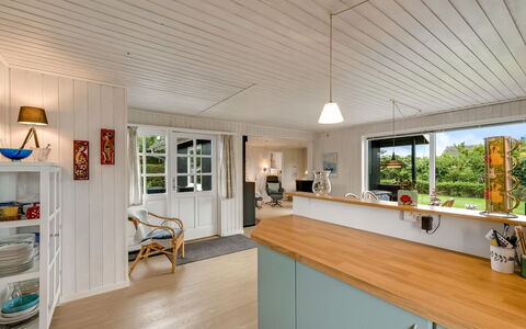 Theodor - 180M to the Fjord: Möbel, Interior Design, Flooring, Holz, Fussboden, Decke, Holzboden, Stuhl, Tabelle, Beleuchtung