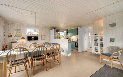 Theodor - 180M to the Fjord: Möbel, Interior Design, Flooring, Holz, Fussboden, Decke, Holzboden, Stuhl, Tabelle, Beleuchtung