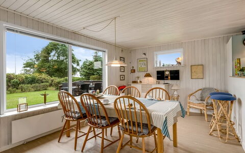 Theodor - 180M to the Fjord: Möbel, Interior Design, Flooring, Holz, Fussboden, Decke, Holzboden, Stuhl, Tabelle, Beleuchtung